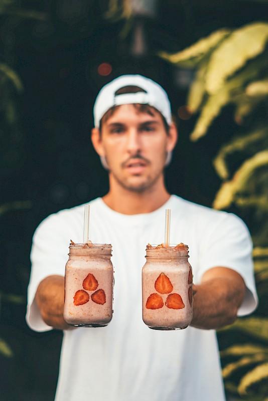Poletni recept: Hranljivi jagodni smoothie z avokadom