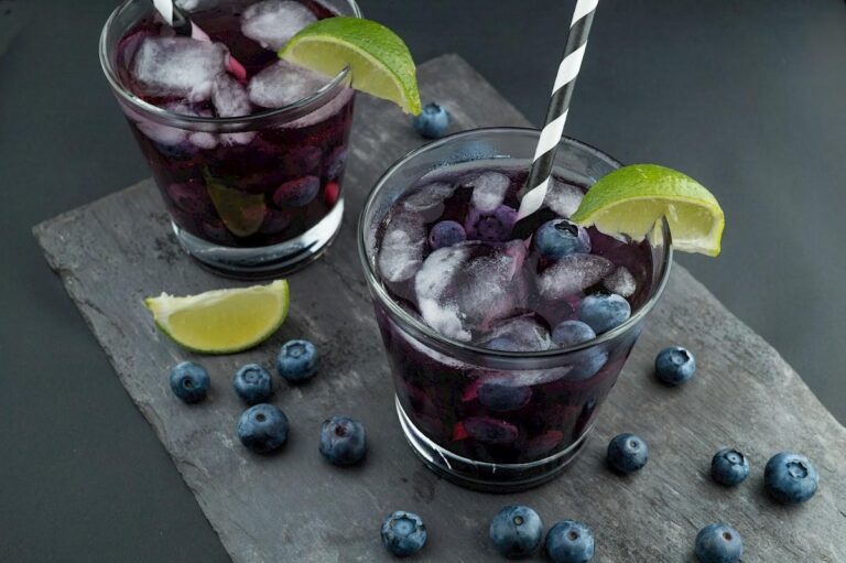 Petkov recept: Nizkokalorični mojito z borovnicami