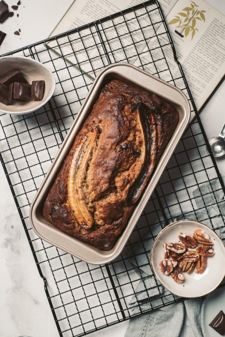Čokoladni veganski bananin kruh, ki se topi v ustih