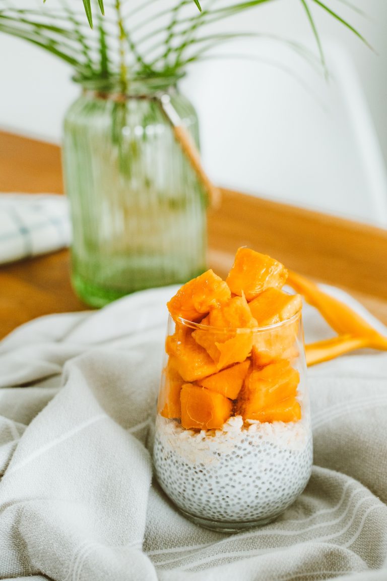 Chia puding s kokosom in mangovimi koščki